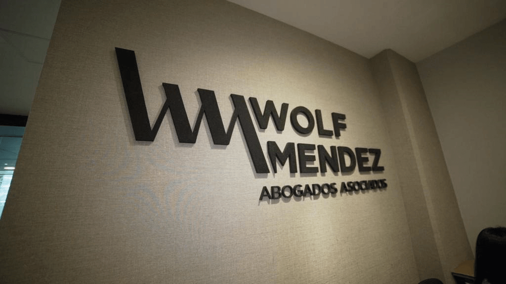Logo color negro de Wolf Méndez de abogados con más de 30 años