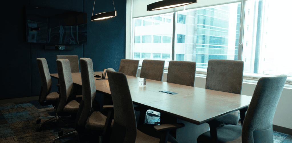 Espacio elegante y profesional de atención al cliente en la firma Wolf Méndez